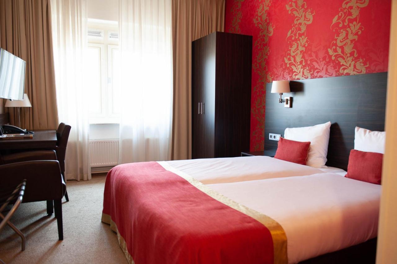 Hotel Kontakt der Kontinenten Soesterberg Bagian luar foto